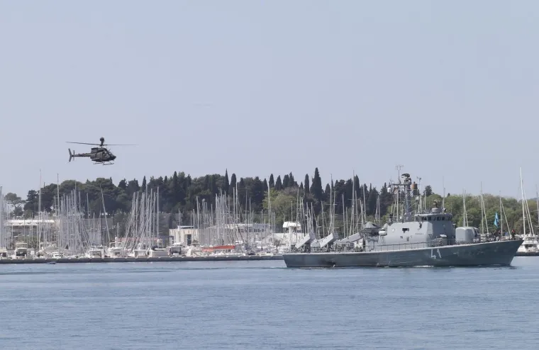 U povodu oblježavanja 27. godisnjice osnutka 4. Gardijske brigade helikopter Kiowa Warrior sletio pored gradske luke na vrhu splitske Rive.