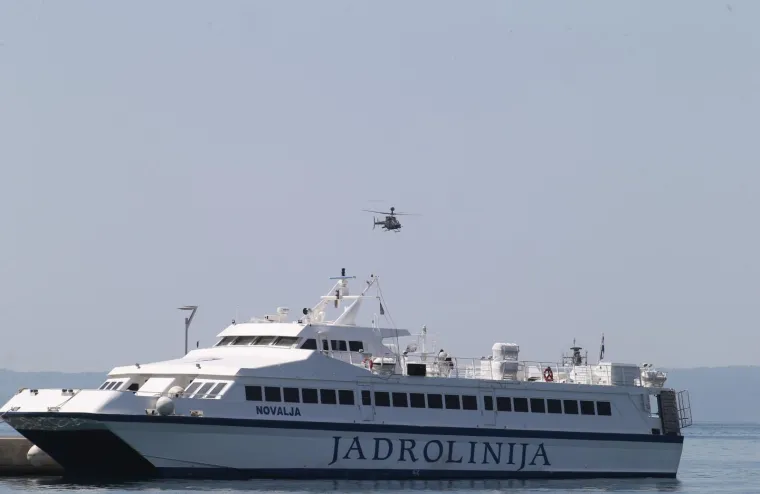 U povodu oblježavanja 27. godisnjice osnutka 4. Gardijske brigade helikopter Kiowa Warrior sletio pored gradske luke na vrhu splitske Rive.