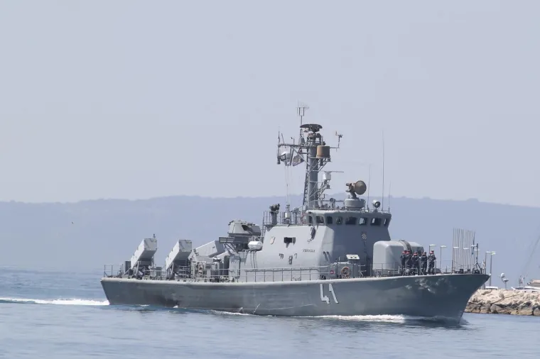 U povodu oblježavanja 27. godisnjice osnutka 4. Gardijske brigade helikopter Kiowa Warrior sletio pored gradske luke na vrhu splitske Rive.