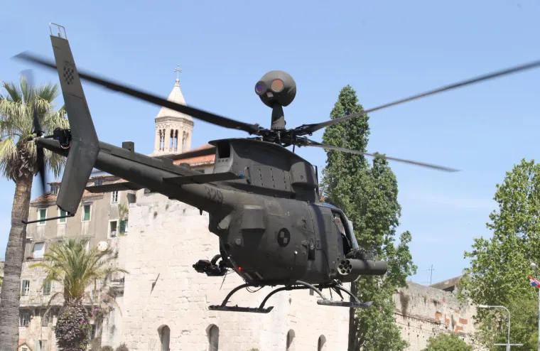 U povodu oblježavanja 27. godisnjice osnutka 4. Gardijske brigade helikopter Kiowa Warrior sletio pored gradske luke na vrhu splitske Rive.