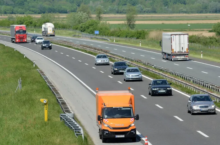 U te&scaron;koj prometnoj nesreći kod Popovače poginula jedna osoba, a dvije su ozlijeđene