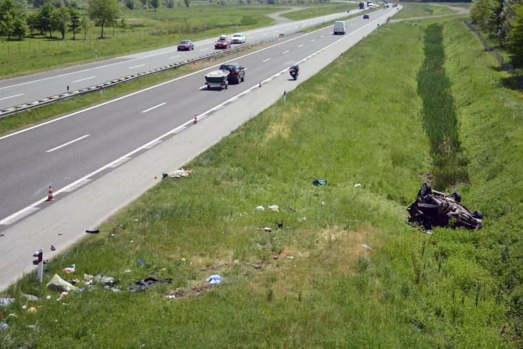 U te&scaron;koj prometnoj nesreći kod Popovače poginula jedna osoba, a dvije su ozlijeđene