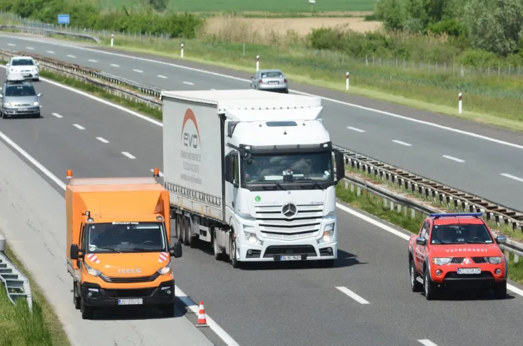 U te&scaron;koj prometnoj nesreći kod Popovače poginula jedna osoba, a dvije su ozlijeđene