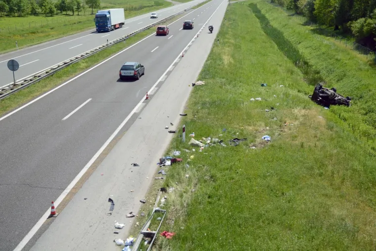 U te&scaron;koj prometnoj nesreći kod Popovače poginula jedna osoba, a dvije su ozlijeđene