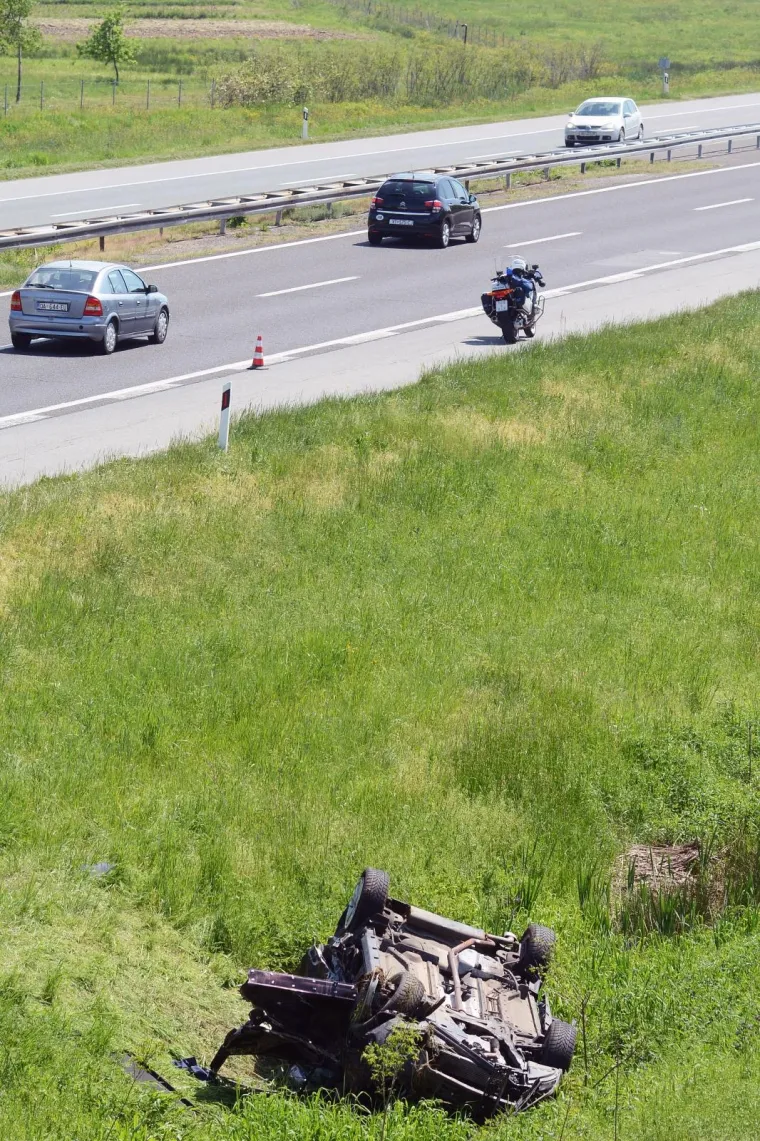 U te&scaron;koj prometnoj nesreći kod Popovače poginula jedna osoba, a dvije su ozlijeđene