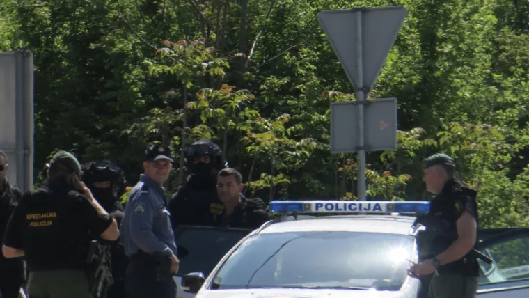 Policija privodi mu&scaron;karca koji se nedaleko Imotskog zatvorio u kuću i prijetio eksplozivom