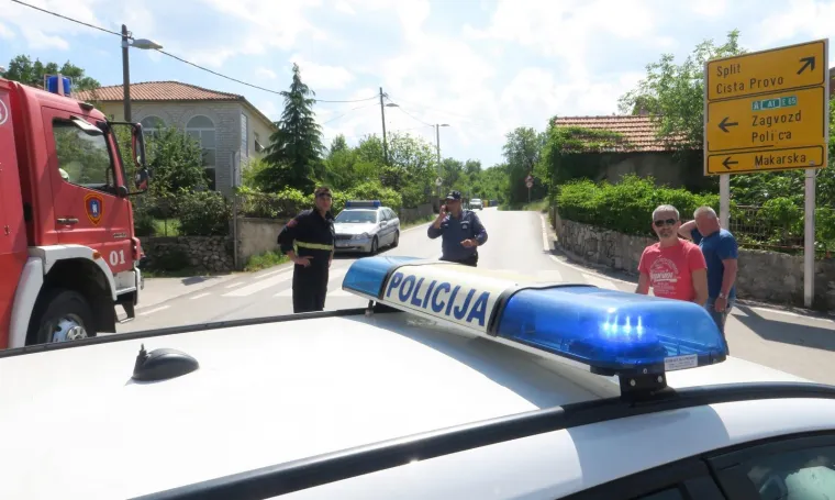 Policija privodi mu&scaron;karca koji se nedaleko Imotskog zatvorio u kuću i prijetio eksplozivom