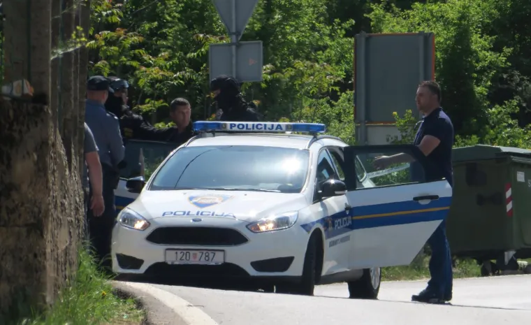 Policija privodi mu&scaron;karca koji se nedaleko Imotskog zatvorio u kuću i prijetio eksplozivom