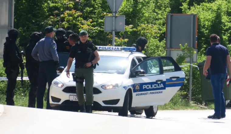 Policija privodi mu&scaron;karca koji se nedaleko Imotskog zatvorio u kuću i prijetio eksplozivom