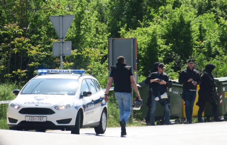 Policija privodi mu&scaron;karca koji se nedaleko Imotskog zatvorio u kuću i prijetio eksplozivom