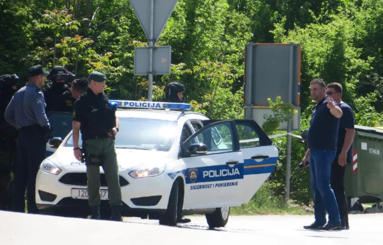 Policija privodi mu&scaron;karca koji se nedaleko Imotskog zatvorio u kuću i prijetio eksplozivom