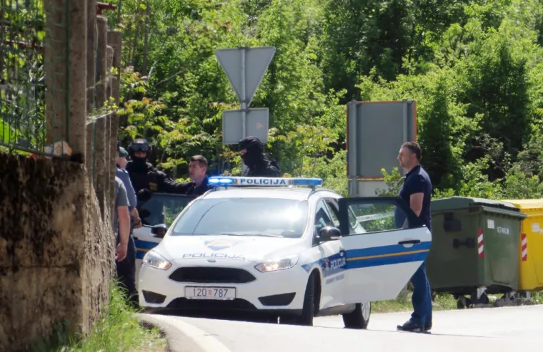 Policija privodi mu&scaron;karca koji se nedaleko Imotskog zatvorio u kuću i prijetio eksplozivom