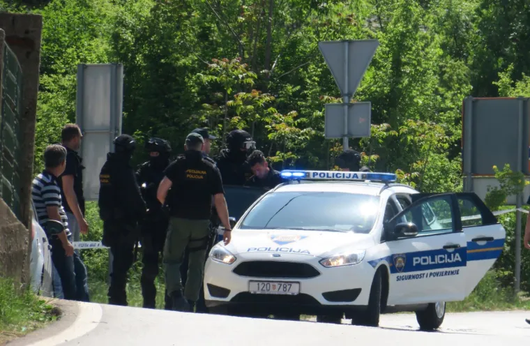 Policija privodi mu&scaron;karca koji se nedaleko Imotskog zatvorio u kuću i prijetio eksplozivom