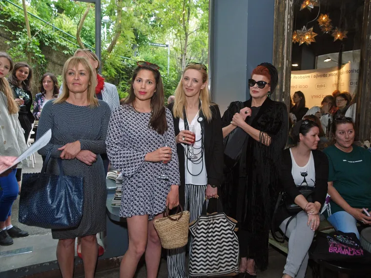 RENATA SOPEK POKAZALA NOGE, A LUCIJA LUGOMER LJUBIMCA: Zaručena Lana ne skida osmijeh s lica