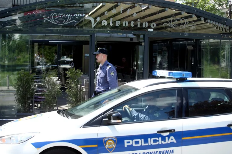 NAPADAČ NA MOTORU PUCAO NA GOSTA KAFIĆA: Hitna je odvezla ranjenog mu&scaron;karca iz kafića na zagrebačkoj Tre&scaron;njevci