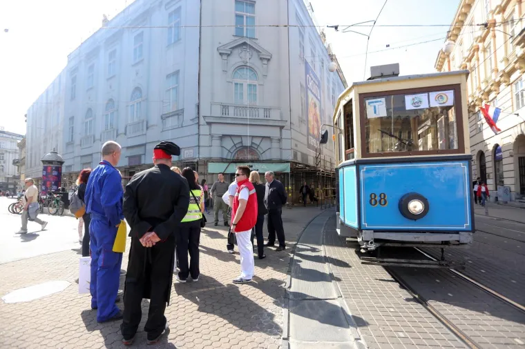 Zagrepčani se provozali povijesnim tramvajem povodom Nacionalnog dana za&scaron;tite na radu