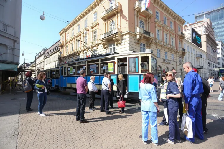 Zagrepčani se provozali povijesnim tramvajem povodom Nacionalnog dana za&scaron;tite na radu