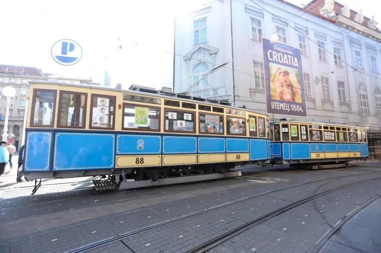 Zagrepčani se provozali povijesnim tramvajem povodom Nacionalnog dana za&scaron;tite na radu