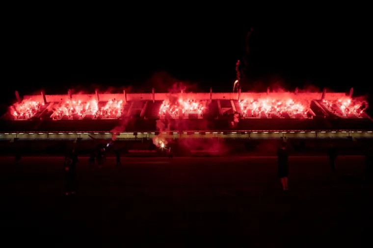 S Tvrđe je jučer krenuo navijački karusel Kohorte kroz grad kojom su proslavili 30 godina postojanja.