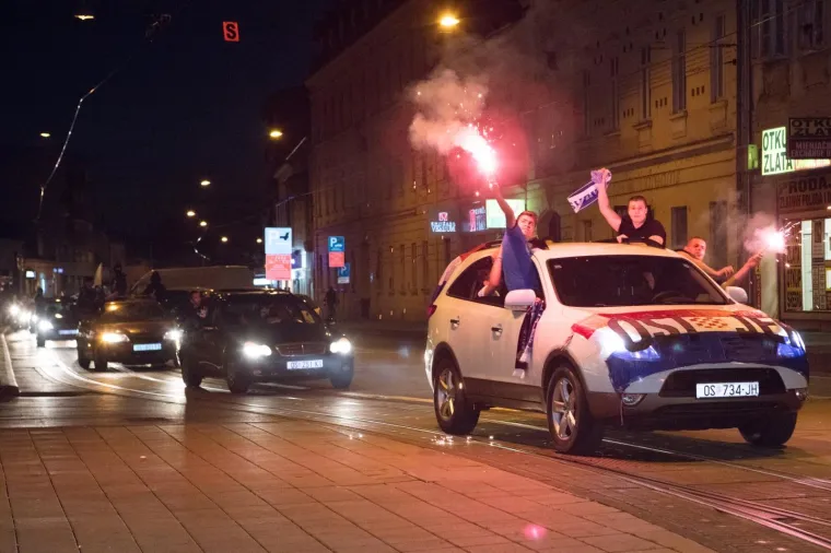 S Tvrđe je jučer krenuo navijački karusel Kohorte kroz grad kojom su proslavili 30 godina postojanja.