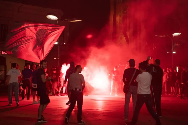 S Tvrđe je jučer krenuo navijački karusel Kohorte kroz grad kojom su proslavili 30 godina postojanja.