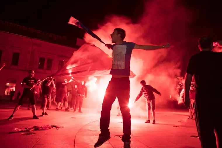 S Tvrđe je jučer krenuo navijački karusel Kohorte kroz grad kojom su proslavili 30 godina postojanja.