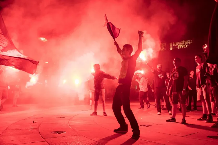 S Tvrđe je jučer krenuo navijački karusel Kohorte kroz grad kojom su proslavili 30 godina postojanja.