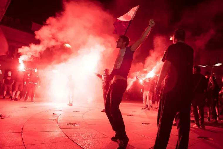S Tvrđe je jučer krenuo navijački karusel Kohorte kroz grad kojom su proslavili 30 godina postojanja.