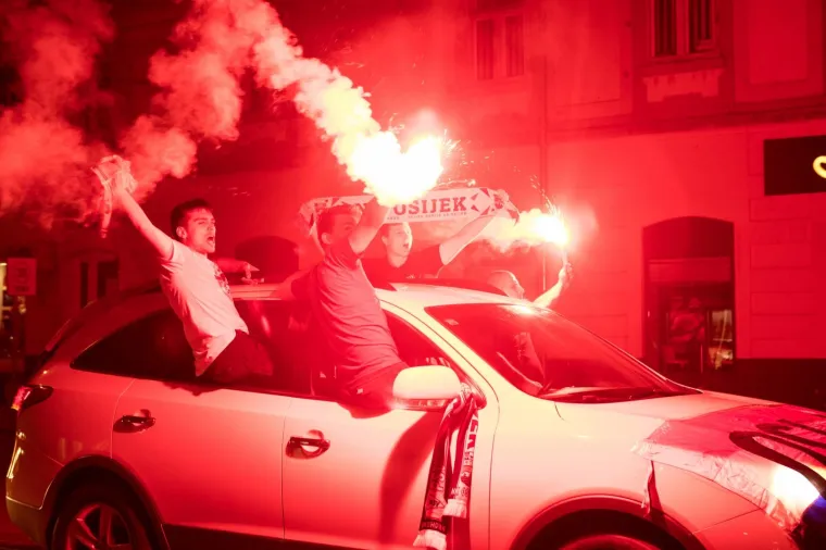 S Tvrđe je jučer krenuo navijački karusel Kohorte kroz grad kojom su proslavili 30 godina postojanja.