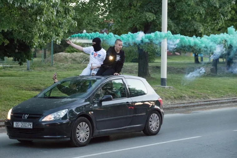 S Tvrđe je jučer krenuo navijački karusel Kohorte kroz grad kojom su proslavili 30 godina postojanja.