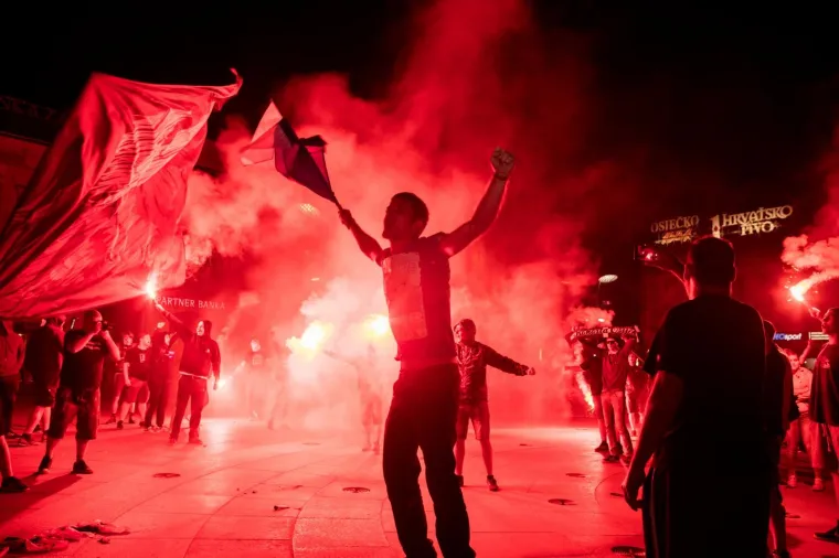 S Tvrđe je jučer krenuo navijački karusel Kohorte kroz grad kojom su proslavili 30 godina postojanja.