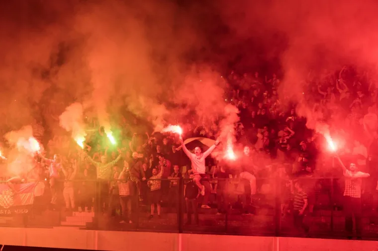 S Tvrđe je jučer krenuo navijački karusel Kohorte kroz grad kojom su proslavili 30 godina postojanja.