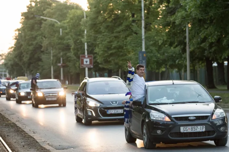 S Tvrđe je jučer krenuo navijački karusel Kohorte kroz grad kojom su proslavili 30 godina postojanja.