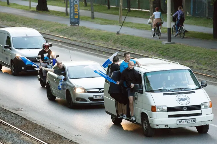 S Tvrđe je jučer krenuo navijački karusel Kohorte kroz grad kojom su proslavili 30 godina postojanja.