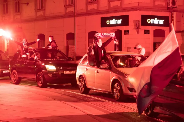 S Tvrđe je jučer krenuo navijački karusel Kohorte kroz grad kojom su proslavili 30 godina postojanja.