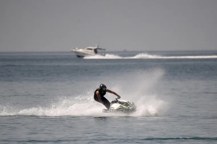 Fažana - Alpe Adria Jet Ski Tour, jet ski natjecanje na plaži kampa Bi-Village gdje će se svjetski poznati vozači na gradskoj plazi natjecati u kategorijama sjedećih, stojećih i egzibicijskih utrki.
