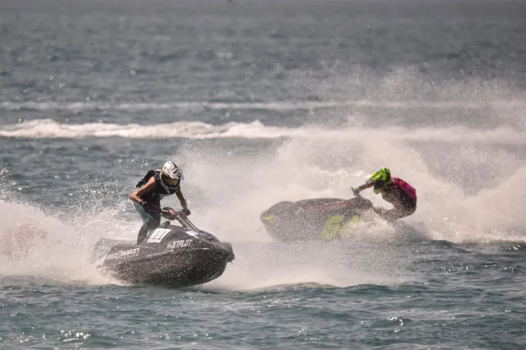 Fažana - Alpe Adria Jet Ski Tour, jet ski natjecanje na plaži kampa Bi-Village gdje će se svjetski poznati vozači na gradskoj plazi natjecati u kategorijama sjedećih, stojećih i egzibicijskih utrki.