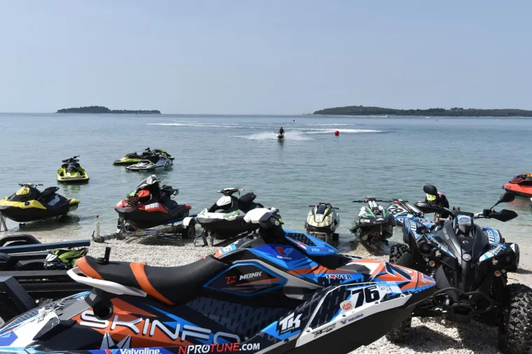 Fažana - Alpe Adria Jet Ski Tour, jet ski natjecanje na plaži kampa Bi-Village gdje će se svjetski poznati vozači na gradskoj plazi natjecati u kategorijama sjedećih, stojećih i egzibicijskih utrki.