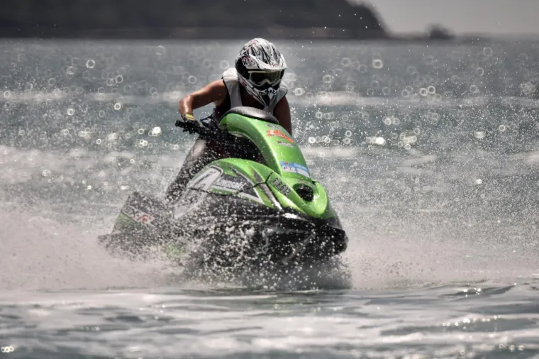Fažana - Alpe Adria Jet Ski Tour, jet ski natjecanje na plaži kampa Bi-Village gdje će se svjetski poznati vozači na gradskoj plazi natjecati u kategorijama sjedećih, stojećih i egzibicijskih utrki.