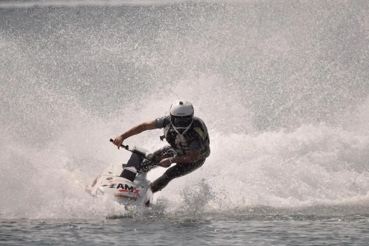 Fažana - Alpe Adria Jet Ski Tour, jet ski natjecanje na plaži kampa Bi-Village gdje će se svjetski poznati vozači na gradskoj plazi natjecati u kategorijama sjedećih, stojećih i egzibicijskih utrki.