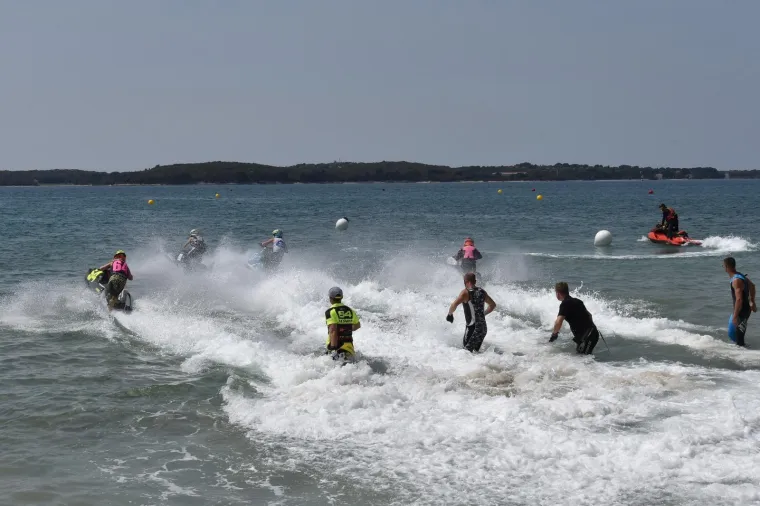 Fažana - Alpe Adria Jet Ski Tour, jet ski natjecanje na plaži kampa Bi-Village gdje će se svjetski poznati vozači na gradskoj plazi natjecati u kategorijama sjedećih, stojećih i egzibicijskih utrki.