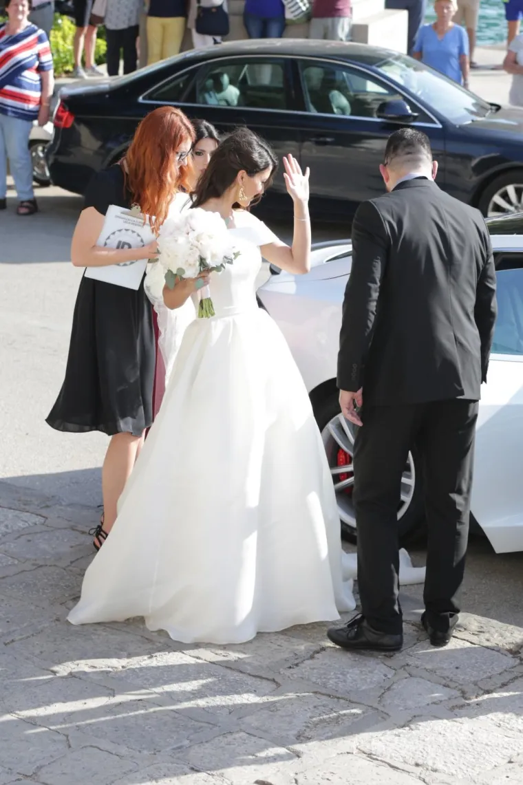 U najjužnijem hrvatskom gradu, Cavtatu, u crkvi Sv. Nikole, bračne su zavjete izmijenili na&scaron; ponajbolji tenisač Marin Čilić i lijepa Konavoka Kristina Milković. Poznati par vjenčao se nakon osam godina veze, a i ovoga su se puta svoju intimu potrudili zadržati podalje od javnosti. Slavlju će prisustvovati oko 400 uzvanika, a zabavljat će ih Gibonni i Mate Bulić.