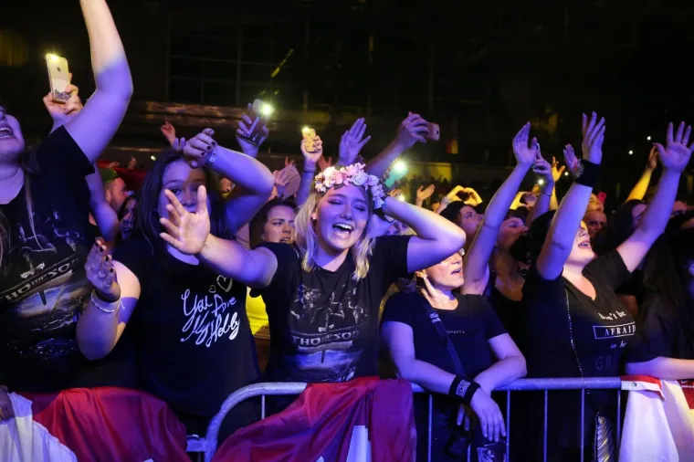 Od "viđenijih" fanova kostrenski je koncert posjetio i kontroverzni Velimir Bujanec, Josip Jurčević, Dinko Beaković dok su kostrensku političku scenu predstavljali samo članovi HDZ-a