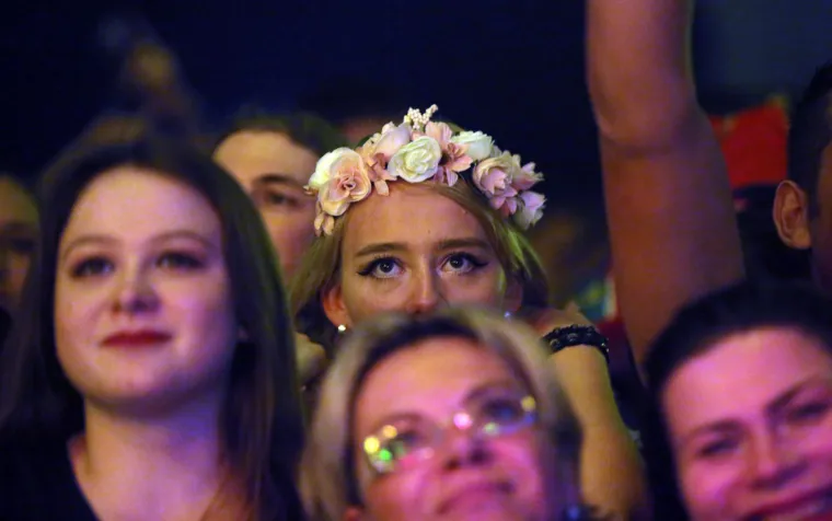Od "viđenijih" fanova kostrenski je koncert posjetio i kontroverzni Velimir Bujanec, Josip Jurčević, Dinko Beaković dok su kostrensku političku scenu predstavljali samo članovi HDZ-a
