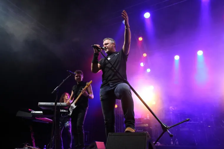 Od "viđenijih" fanova kostrenski je koncert posjetio i kontroverzni Velimir Bujanec, Josip Jurčević, Dinko Beaković dok su kostrensku političku scenu predstavljali samo članovi HDZ-a