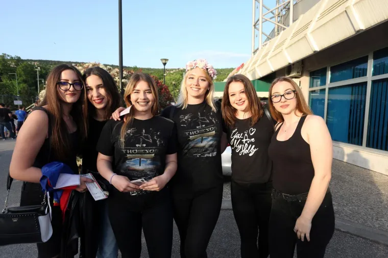 Od "viđenijih" fanova kostrenski je koncert posjetio i kontroverzni Velimir Bujanec, Josip Jurčević, Dinko Beaković dok su kostrensku političku scenu predstavljali samo članovi HDZ-a