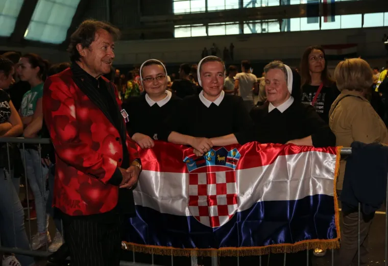 Od "viđenijih" fanova kostrenski je koncert posjetio i kontroverzni Velimir Bujanec, Josip Jurčević, Dinko Beaković dok su kostrensku političku scenu predstavljali samo članovi HDZ-a