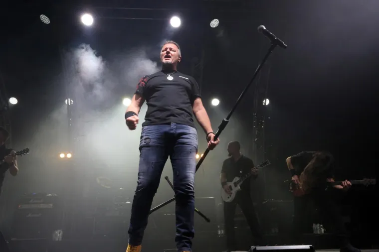 Od "viđenijih" fanova kostrenski je koncert posjetio i kontroverzni Velimir Bujanec, Josip Jurčević, Dinko Beaković dok su kostrensku političku scenu predstavljali samo članovi HDZ-a