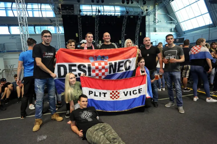 Od "viđenijih" fanova kostrenski je koncert posjetio i kontroverzni Velimir Bujanec, Josip Jurčević, Dinko Beaković dok su kostrensku političku scenu predstavljali samo članovi HDZ-a