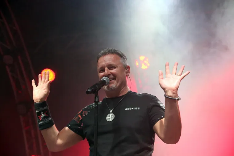 Od "viđenijih" fanova kostrenski je koncert posjetio i kontroverzni Velimir Bujanec, Josip Jurčević, Dinko Beaković dok su kostrensku političku scenu predstavljali samo članovi HDZ-a